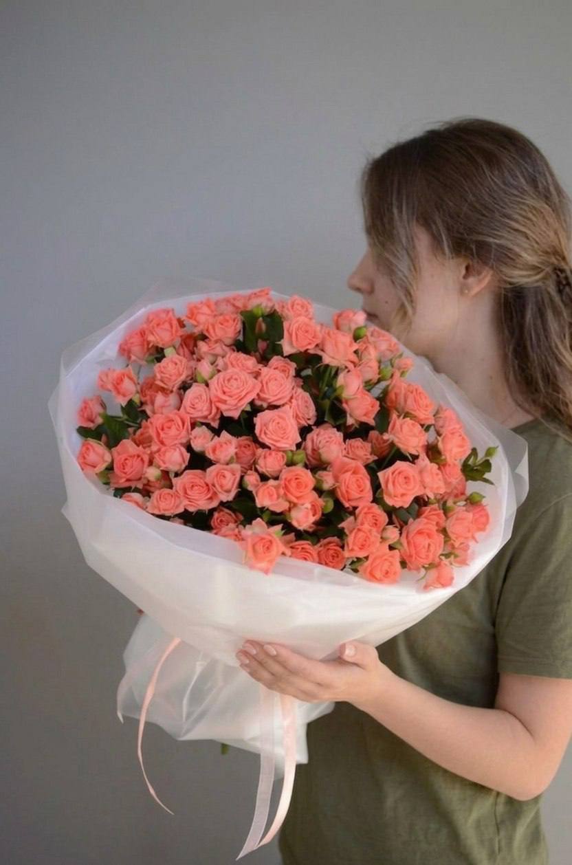 Моно-букет из персиковых кустовых роз